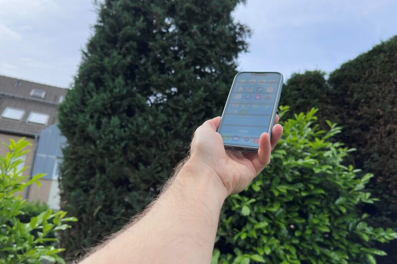 Mann hält Smartphone in der Hand