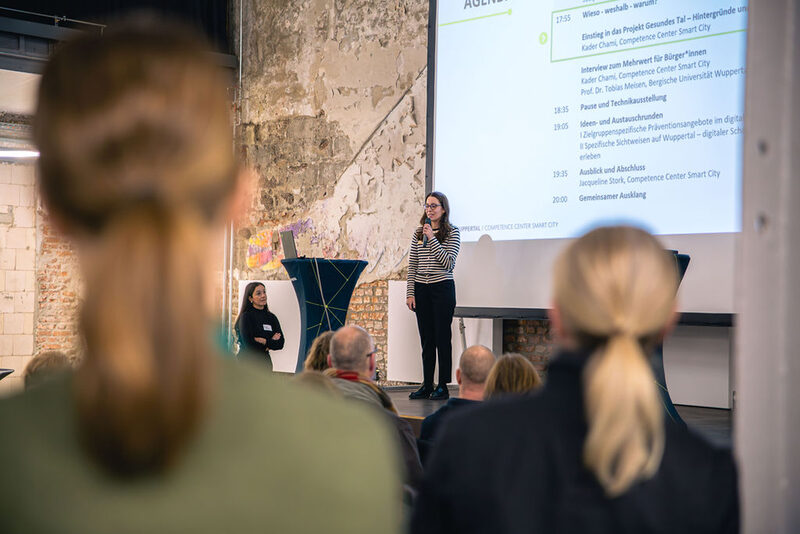 Projektvorstellung "Gesundes Tal" per Beamer auf Bühne