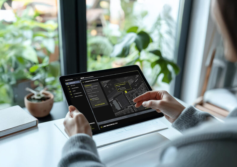 Frau schaut Dasboard auf Tablet an