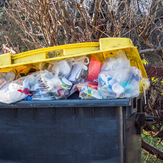 Überfüllte Plastiktonne