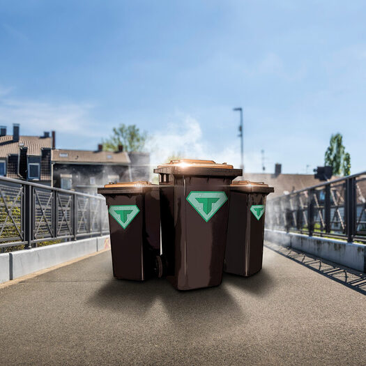 Drei Mülltonnen mit Superhelden Aufkleber vor Wuppertaler Schwebebahnbrücke
