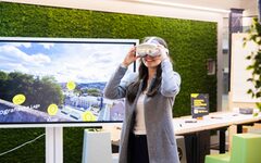 Frau trägt VR-Brille