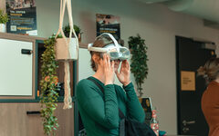 Frau trägt VR-Brille