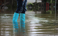 blaue Stiefel im Hochwasser