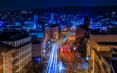 Häuser und Straßen in Wuppertal bei Nacht