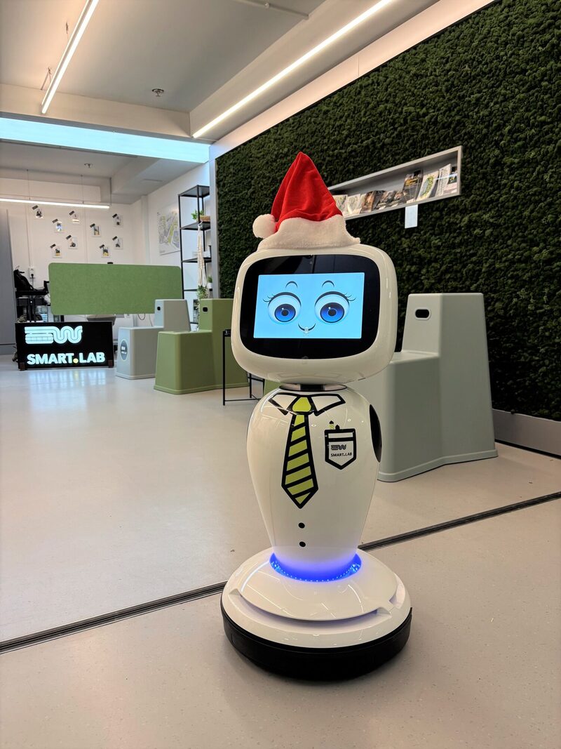 Roboter im smart.lab mit Weihnachtsmütze