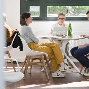 Dr. Imke Schmidt am Tisch sitzend