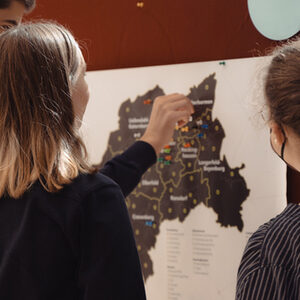 Teilnehmer*innen vor der Wuppertal-Karte