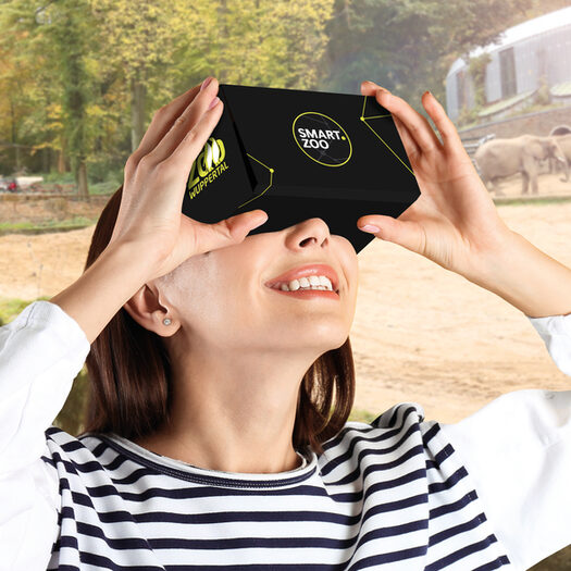 Frau mit VR-Brille im Zoo