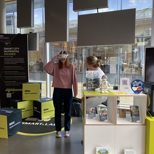 Zwei Mitarbeiterinnen von Smart City benutzen eine VR-Brille im smart.lab.